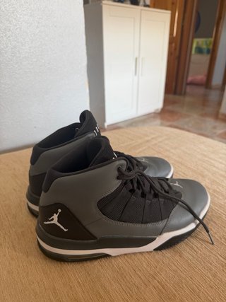 Jordan Max Aura Negro Gris