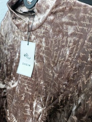 Camiseta SHEIN marrón