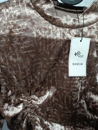 Camiseta SHEIN marrón