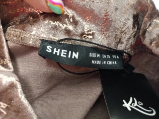 Camiseta SHEIN marrón