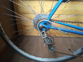 Bicicleta BH azul carretera