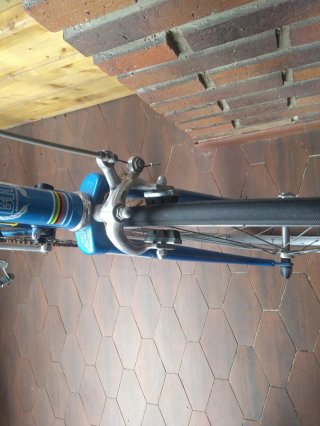 Bicicleta BH azul carretera