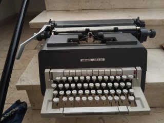 Máquina de escribir Olivetti Línea 98