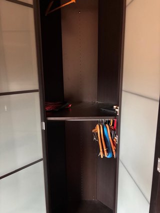 Armario modular oscuro con puertas de cristal