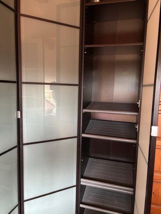 Armario modular oscuro con puertas de cristal