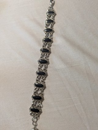 Pulsera plateada con piedras negras