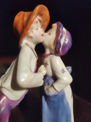 Figura porcelana niños besándose Edén