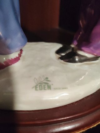 Figura porcelana niños besándose Edén