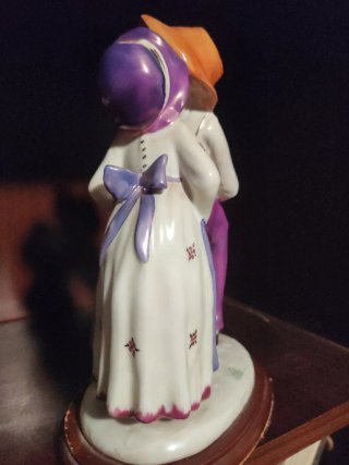 Figura porcelana niños besándose Edén