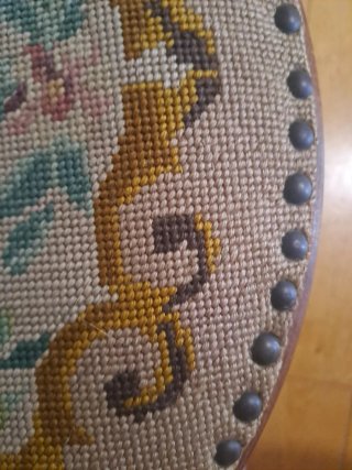 Silla muy  antigua de madera con tapizado floral