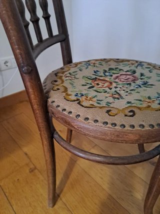 Silla muy  antigua de madera con tapizado floral