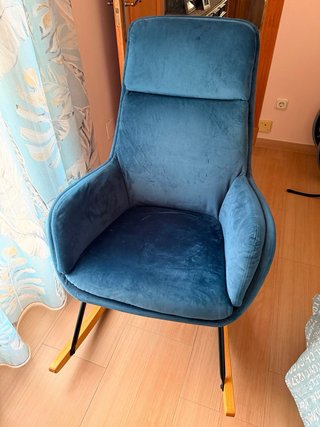 Silla mecedora azul de terciopelo