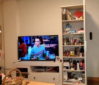 Mesa madera maciza, o Mueble+vitrina blnco veteado