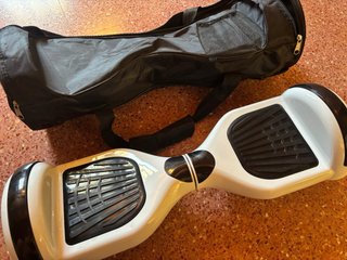 Hoverboard blanco y negro con la bolsa de mano
