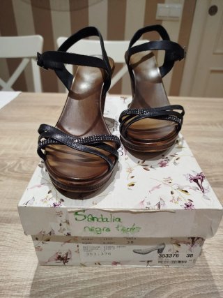 Sandalias Porronet negras tacón madera
