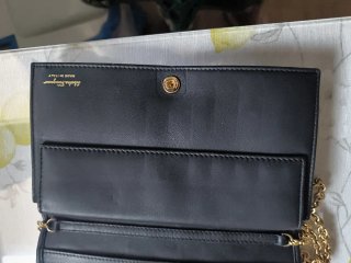 Bolso Ferragamo Negro Acolchado Cadena Dorada
