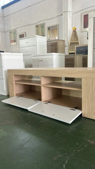 Mueble de salón madera y blanco