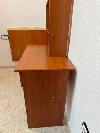 Escritorio de madera con estantería