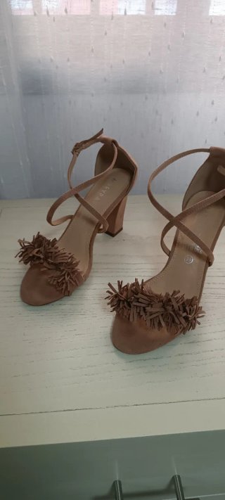 Sandalias Beige/Rosa con Tiras y Flecos