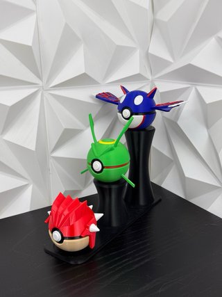Figuras Rayquaza, Groudon, Kyogre + expositor