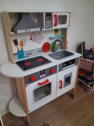Cocina de madera para niños con múltiples accesori