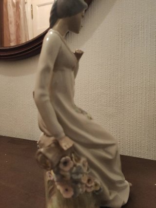 Figura Porcelana Dama Sentada Casades