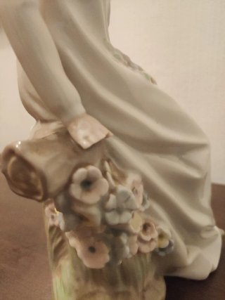 Figura Porcelana Dama Sentada Casades