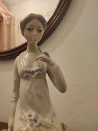 Figura Porcelana Dama Sentada Casades