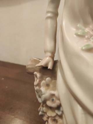 Figura Porcelana Dama Sentada Casades