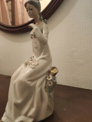 Figura Porcelana Dama Sentada Casades