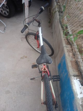 Bicicleta de montaña blanca y roja