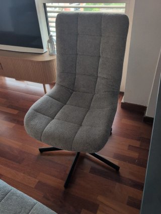 Silla de tela gris con reposapiés