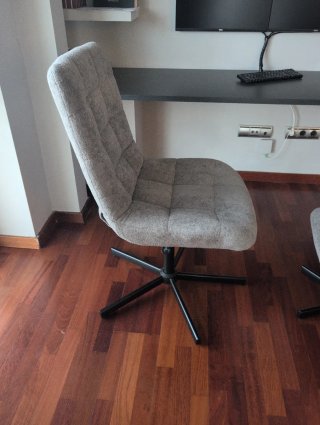 Silla de tela gris con reposapiés