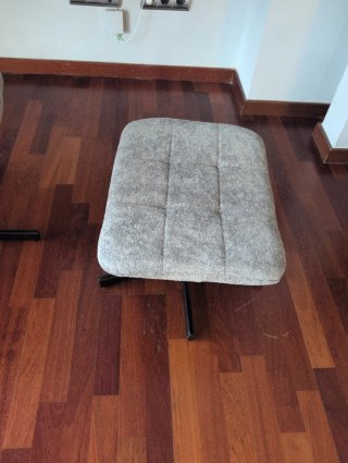 Silla de tela gris con reposapiés