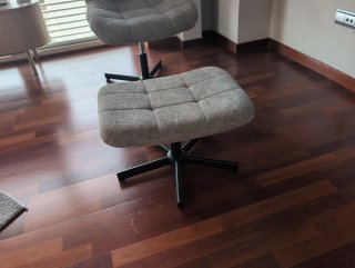 Silla de tela gris con reposapiés
