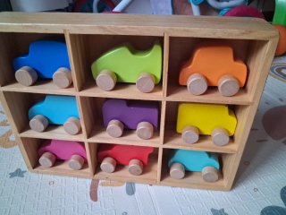 Coches de madera de colores