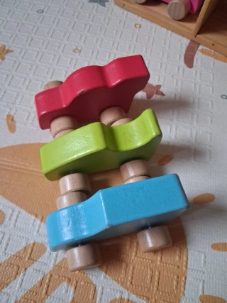 Coches de madera de colores