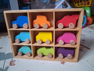 Coches de madera de colores
