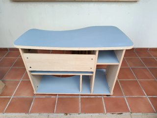 Scrivania in legno con ripiani e ruote