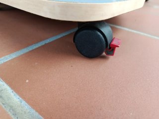 Scrivania in legno con ripiani e ruote