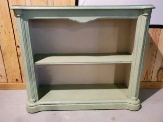 Mueble bajo de madera y cristal