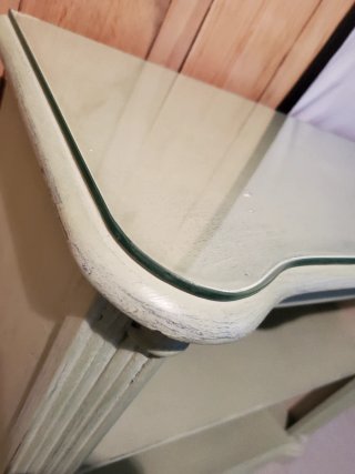 Mueble bajo de madera y cristal