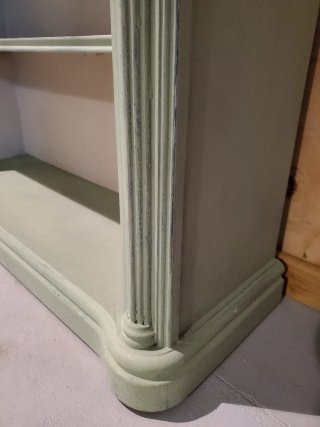 Mueble bajo de madera y cristal