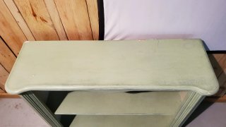 Mueble bajo de madera y cristal