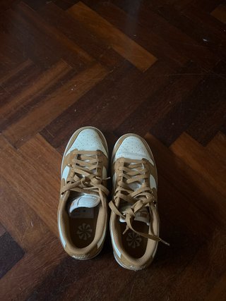 Zapatillas Nike Marrones y Blancas