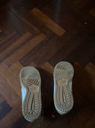 Zapatillas Nike Marrones y Blancas