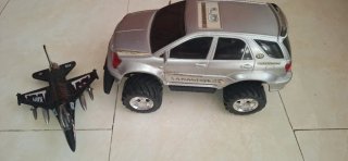 Coche y avión de juguete