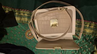 Bolso dos tonos beige claro y oscuro