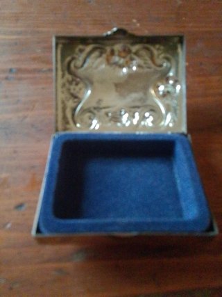 Cajita joyero antigua con relieve floral