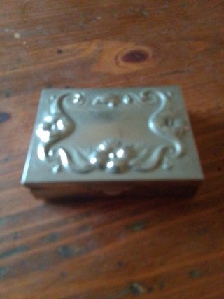Cajita joyero antigua con relieve floral